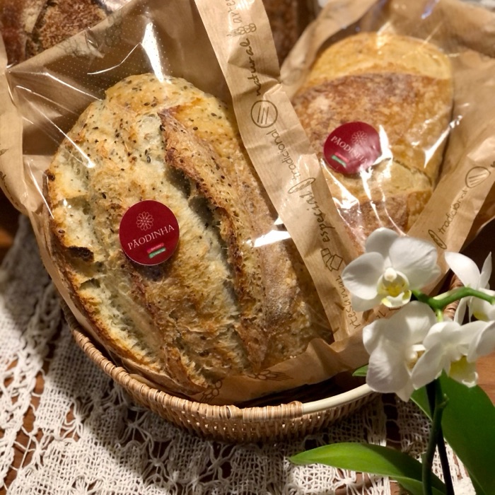 Cesta de pães com flores