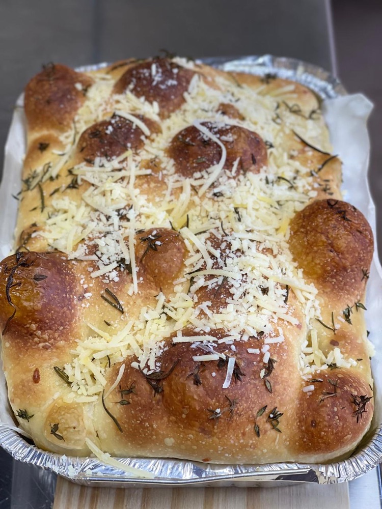 Focaccia artesanal dourada com ervas