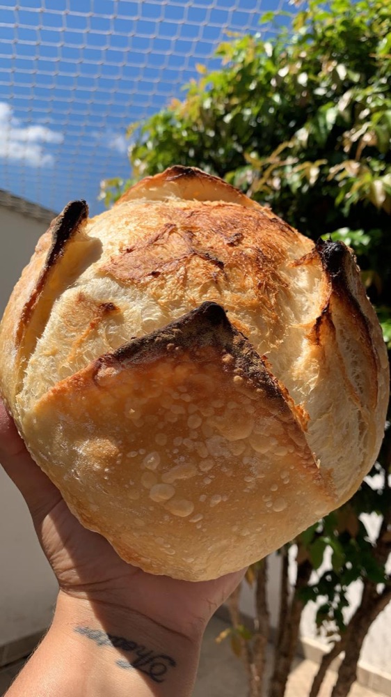 Pão rústico de fermentação natural com miolo aberto