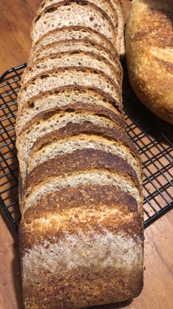 Pão de sementes e grãos fatiado